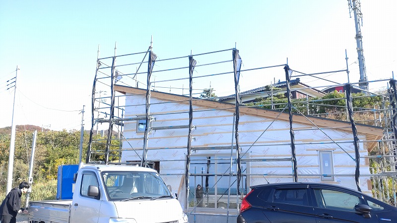 新潟市西蒲区まで新築工事現場に無垢フロアの資材を搬送